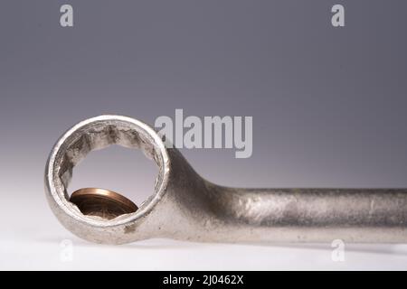 Chiave a tubo con una moneta di cent. Euro Foto Stock