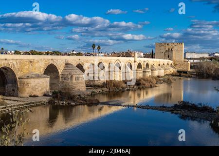 Römische Brücke über den Fluss Río Guadalquivir a Cordoba, Andalusia, Spanien | Ponte romano sul fiume Río Guadalquivir a Córdoba, Andalusia, Sp Foto Stock