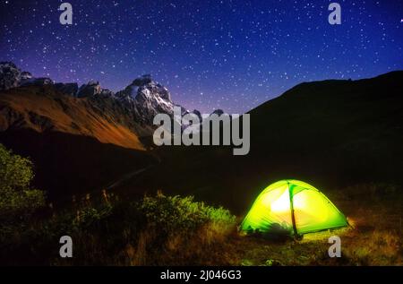 Fantastico cielo stellato sulla montagna Ushba. Scena drammatica e insolita. Location Mestia, Upper Svaneti, Georgia, Europa. Cresta alta del Caucaso. Astrop Foto Stock