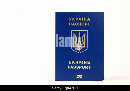 Passaporto ucraino su sfondo bianco, fuoco selettivo. Iscrizione in Ucraina passaporto Foto Stock