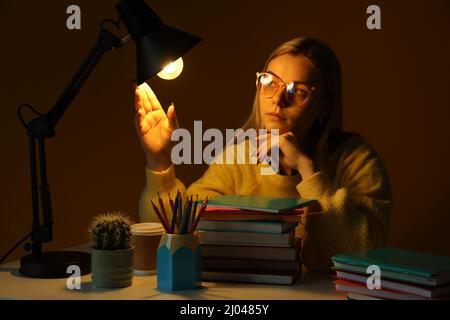 Concetto di preparazione agli esami e alle prove con la studentessa Foto Stock