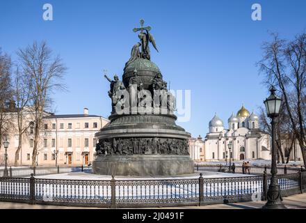 Monumento in bronzo del Millennio della Russia nel Cremlino di Novgorod con la Cattedrale di Santa Sofia sullo sfondo, Russia Foto Stock