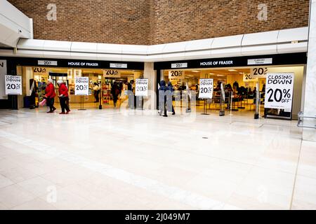 Epsom Surrey London UK, March16 2022, House of Fraser Department Store chiusura della vendita Foto Stock