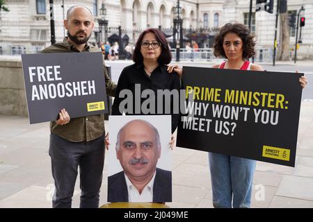(Da sinistra a destra) Aryan Ashoori, Sherry Izadi ed Elika Ashoori, figlio, moglie e figlia di Anosheh Ashoori, un uomo britannico incarcerato in Iran, protestano contro Downing Street, Londra, segnando il 4th° anniversario della sua prigionia. Il doppio cittadino è stato rilasciato dalle autorità iraniane. Data di emissione: Venerdì 13 agosto 2021. Foto Stock