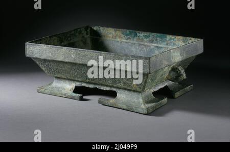 Contenitore rettangolare per cereali (fu) con draghi interlacciati. Cina, prima dinastia orientale di Zhou, periodo primaverile e autunnale, 771-481 a.C. Mobili; Accessori. Bronzo fuso Foto Stock