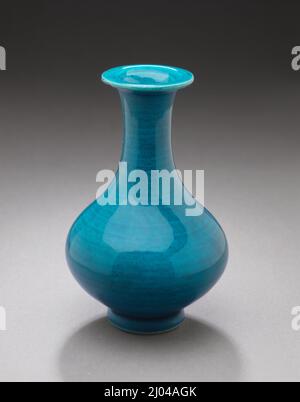 Vaso (Ping). Cina, Jiangxi Province, Jingdezhen, Cinese, Dinastia Qing, Probabilmente periodo di Yongzheng, 1723-1735. Mobili; Accessori. Porcellana a ruote con smalto blu Foto Stock