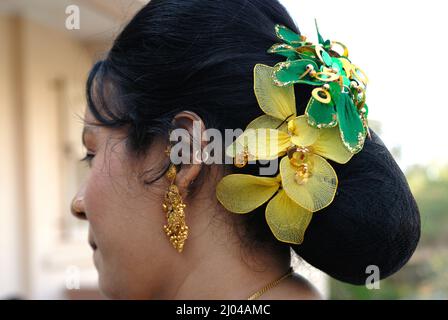 Mumbai, Maharashtra, India, Asia, gennaio 04, 2007 - fuoco selettivo primo piano della sposa indiana di Gujarati che indossa la maggior parte romantica oro fiore pelo spilla Foto Stock