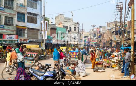 India. Varanasi Benares Uttar Pradesh. Strade trafficate Foto Stock