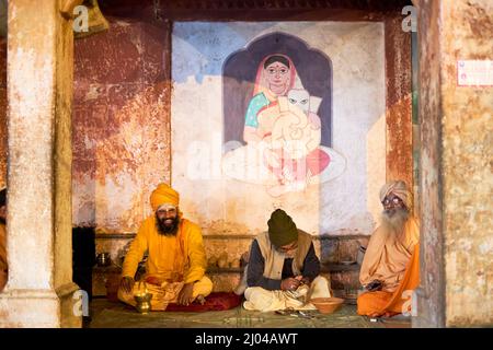 India. Varanasi Benares Uttar Pradesh. Vecchio uomo per strada di notte Foto Stock