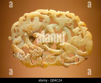 Pendente con due cerchi interbloccanti e draghi. Cina, cinese, dinastia Ming, 1368-1644. Gioielli e ornamenti; pendenti. Giada abrasa Foto Stock