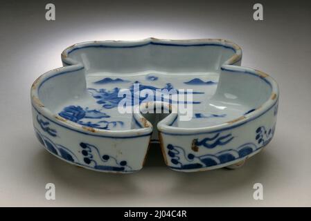 Piatto (piatto) in forma di foglia con figure in un paesaggio. Cina, Jiangxi Province, Jingdezhen, Cinese, Dinastia Ming, Periodo Tianqi, 1621-1627. Mobili; Serviceware. Porcellana stampata con decorazione dipinta blu sotto smalto trasparente Foto Stock