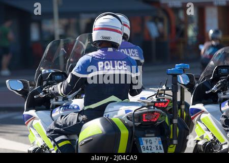 Cherbourg-en-Cotentin, Francia - Agosto 06 2020: Biker nazionali di polizia in pattuglia. Foto Stock