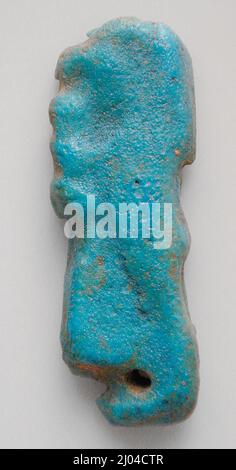 Imsety Bead da una rete Mummy Bead. Egitto, 25th - 26th periodo tardo dinastia (755 - 525 a.C.). Gioielli e ornamenti; perle. Faience, glassa blu, ha lavorato in bassorilievo Foto Stock