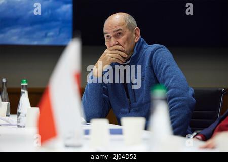 Kiev, Ucraina. 15th Mar 2022. Il primo ministro sloveno Janez Jansa, ascolta la sua voce durante un incontro faccia a faccia con il presidente ucraino Volodymyr Zelenskyy, il primo ministro polacco Mateusz Morawiecki, il primo ministro ceco Petr Fiala e il vice primo ministro polacco Jaroslaw Kaczynski, in un luogo sicuro, il 15 marzo 2022 a Kiev, Ucraina. Credit: Ukraine Presidency/Ukraine Presidency/Alamy Live News Foto Stock