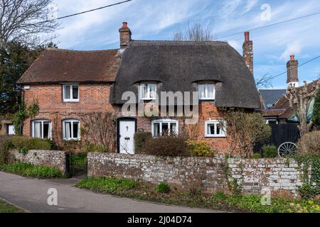 Cottage di paglia chiamato Forge Cottage nel villaggio di Oakley in Hampshire, Inghilterra, Regno Unito Foto Stock