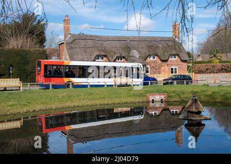 Oakley villaggio in Hampshire, Inghilterra, Regno Unito, con un autobus Stagecoach che guida presso il laghetto delle anatre Foto Stock