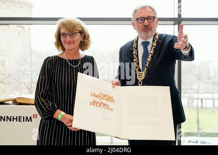 Mannheim, Germania. 16th Mar 2022. Christa Dürscheid, vincitore del premio e linguista, riceve un certificato da Peter Kurz, sindaco della città di Mannheim, in occasione della cerimonia di premiazione Konrad Duden nella Kunsthalle Mannheim. Credit: Uwe Anspach/dpa/Alamy Live News Foto Stock