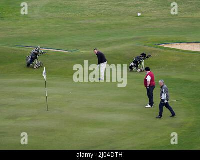 Golfisti sul verde al golf club St. Enodoc, Rock, Cornovaglia, Regno Unito Foto Stock