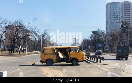 KIEV, UCRAINA - 15 marzo 2022: Guerra della Russia contro l'Ucraina. Macchina rotta su strada di Kyiv durante la guerra. Foto Stock