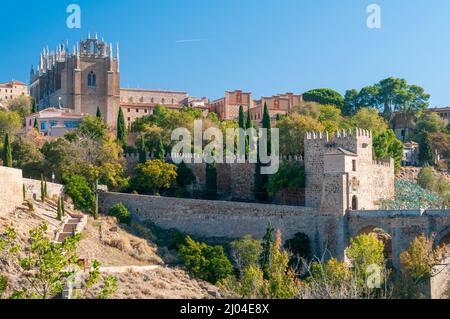 Vista sulla città medievale fortificata di Toledo e sul ponte di San Martin/Puente de San Martin Foto Stock