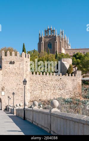 Vista della città medievale fortificata di Toledo dal ponte di San Martin/Puente de San Martin Foto Stock