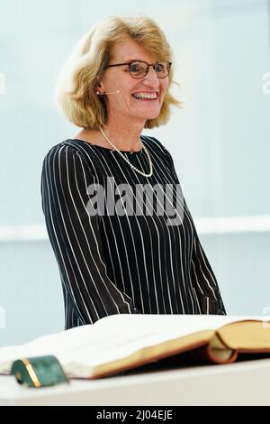 Mannheim, Germania. 16th Mar 2022. Christa Dürscheid, vincitore del premio e linguista, si trova dietro il Libro d'Oro della Città di Mannheim durante la cerimonia del Premio Konrad Duden alla Kunsthalle Mannheim. Credit: Uwe Anspach/dpa/Alamy Live News Foto Stock