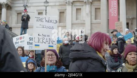 Londra, Regno Unito - 03 06 2022: Una donna protesta a Trafalgar Square con un cartello, “il mondo sta con l’Ucraina”, che dimostra il sostegno del Regno Unito al popolo ucraino. Foto Stock