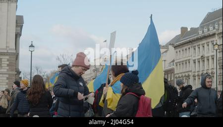 Londra, UK - 03 06 2022: La madre e il figlio in Ucraina protestano contro la piazza del Parlamento, con bandiere blu e gialle. Foto Stock