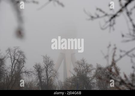 Tashkent. 16th Mar 2022. La foto scattata il 16 marzo 2022 mostra una torre televisiva avvolta dalla nebbia pesante a Tashkent, Uzbekistan. Credit: CAI Guodong/Xinhua/Alamy Live News Foto Stock