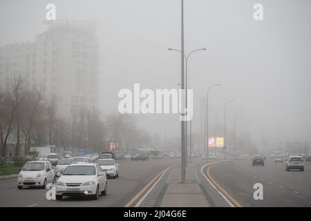 Tashkent, Uzbekistan. 16th Mar 2022. I veicoli corrono su una strada in mezzo alla nebbia fitta a Tashkent, Uzbekistan, 16 marzo 2022. Credit: CAI Guodong/Xinhua/Alamy Live News Foto Stock