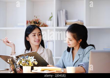 Concetto di consulenza, firma del contratto, assicurazione, dipendente femminile che tiene una penna sta offrendo i documenti del contratto ai clienti per firmare importante Foto Stock