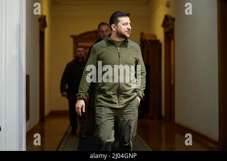 Kiev, Ucraina. 15th Mar 2022. Il presidente ucraino Volodymyr Zelenskyy si reca in una conferenza stampa congiunta a seguito di colloqui con i leader del Consiglio europeo in un luogo sicuro, il 15 marzo 2022 a Kiev, Ucraina. Credit: Ukraine Presidency/Ukraine Presidency/Alamy Live News Foto Stock