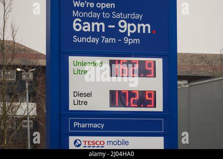 Hornchurch, Essex, Regno Unito. 16th Mar 2022. I prezzi del carburante a livelli record come costo medio per litro di benzina sono 165p. Credit: Marcin Rogozinski/Alamy Live News Foto Stock