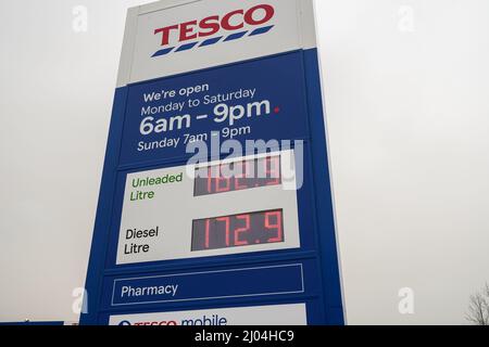 Hornchurch, Essex, Regno Unito. 16th Mar 2022. I prezzi del carburante a livelli record come costo medio per litro di benzina sono 165p. Credit: Marcin Rogozinski/Alamy Live News Foto Stock