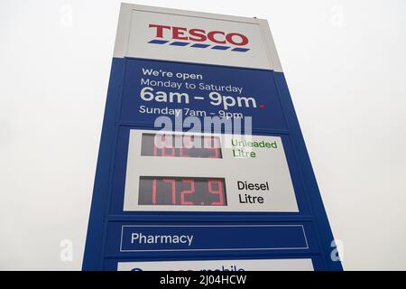 Hornchurch, Essex, Regno Unito. 16th Mar 2022. I prezzi del carburante a livelli record come costo medio per litro di benzina sono 165p. Credit: Marcin Rogozinski/Alamy Live News Foto Stock