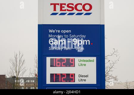 Hornchurch, Essex, Regno Unito. 16th Mar 2022. I prezzi del carburante a livelli record come costo medio per litro di benzina sono 165p. Credit: Marcin Rogozinski/Alamy Live News Foto Stock