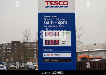 Hornchurch, Essex, Regno Unito. 16th Mar 2022. I prezzi del carburante a livelli record come costo medio per litro di benzina sono 165p. Credit: Marcin Rogozinski/Alamy Live News Foto Stock