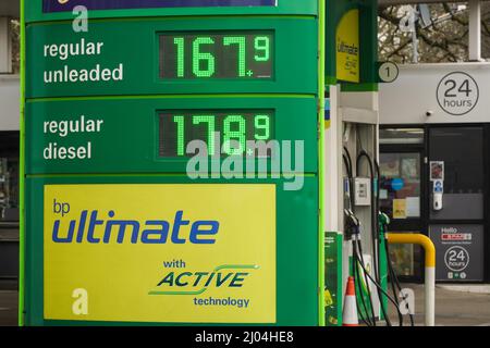 Hornchurch, Essex, Regno Unito. 16th Mar 2022. I prezzi del carburante a livelli record come costo medio per litro di benzina sono 165p. Credit: Marcin Rogozinski/Alamy Live News Foto Stock