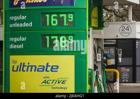 Hornchurch, Essex, Regno Unito. 16th Mar 2022. I prezzi del carburante a livelli record come costo medio per litro di benzina sono 165p. Credit: Marcin Rogozinski/Alamy Live News Foto Stock