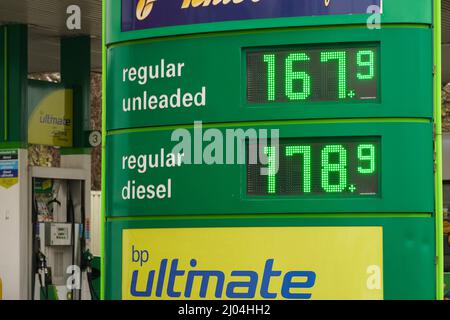 Hornchurch, Essex, Regno Unito. 16th Mar 2022. I prezzi del carburante a livelli record come costo medio per litro di benzina sono 165p. Credit: Marcin Rogozinski/Alamy Live News Foto Stock