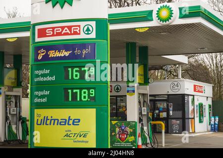 Hornchurch, Essex, Regno Unito. 16th Mar 2022. I prezzi del carburante a livelli record come costo medio per litro di benzina sono 165p. Credit: Marcin Rogozinski/Alamy Live News Foto Stock