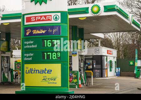 Hornchurch, Essex, Regno Unito. 16th Mar 2022. I prezzi del carburante a livelli record come costo medio per litro di benzina sono 165p. Credit: Marcin Rogozinski/Alamy Live News Foto Stock