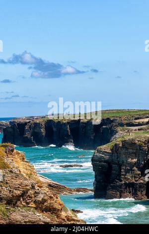 Playa de las Catedrales con formaciones rocosas en Ribadeo, Galizia Foto Stock