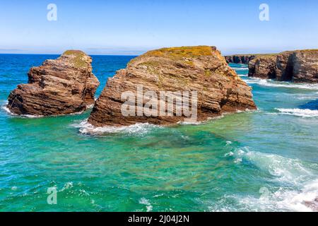 Playa de las Catedrales con formaciones rocosas en Ribadeo, Galizia Foto Stock