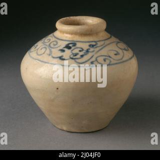 Vasetto con scorrimento floreale cursivo. Vietnam, circa 1400 (il primo tipo). Mobili; Serviceware. Gres a ruote con crema, decoro dipinto di blu e smalto trasparente Foto Stock