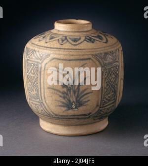 Vaso sfaccettato con spray vegetali e petali floreali. Vietnam, 1450-1550. Mobili; Serviceware. Gres a ruote con crema, decoro dipinto di blu e smalto trasparente Foto Stock