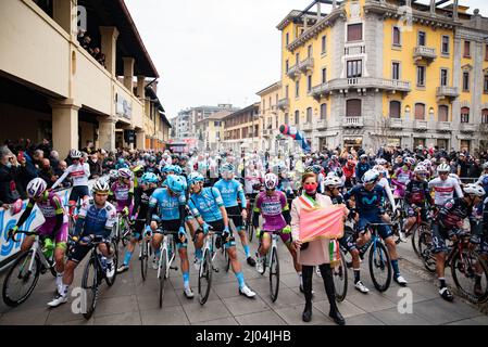 Magenta, Italia. 16th Mar 2022. La partenza durante l'edizione 103th di Milano-Torino, Street Cycling a Magenta, Italy, Marzo 16 2022 Credit: Independent Photo Agency/Alamy Live News Foto Stock