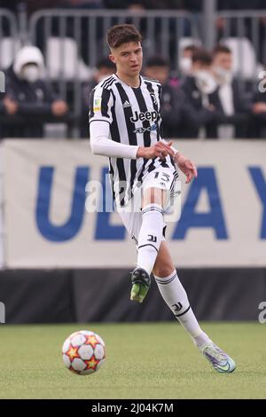 Vinovo, Italia, 15th marzo 2022. Tarik Muharoovic di Juventus durante la partita della UEFA Youth League presso il Centro Juventus di Vinovo. Il credito d'immagine dovrebbe essere: Jonathan Moscrop / Sportimage Credit: Sportimage/Alamy Live News Foto Stock