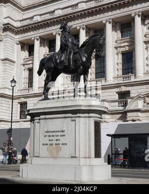 Whitehall, Londra, 2022. Statua del comandante in capo dell'esercito britannico si erge orgogliosamente a Whitehall. Ogni novembre si tiene qui la giornata del ricordo Foto Stock