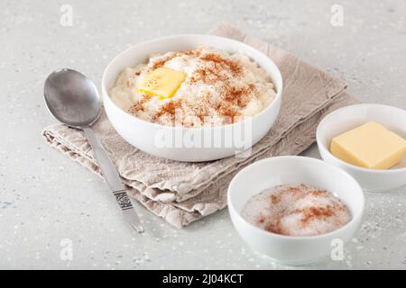 budino di riso con cannella al burro, riz au lait francese, risgrot norvegese, dessert tradizionale per la colazione Foto Stock